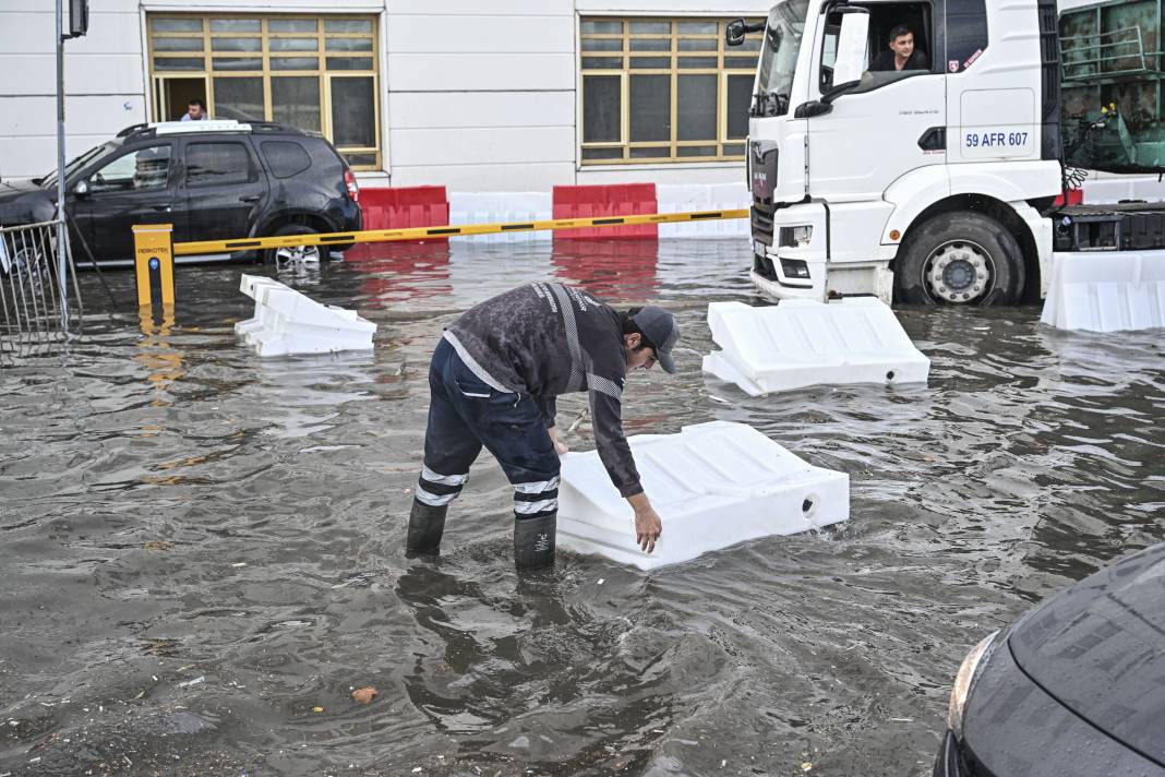 İstanbul'u sağanak vurdu. Mısır Çarşısı girişi sular altında, tramvay seferleri durdu 21